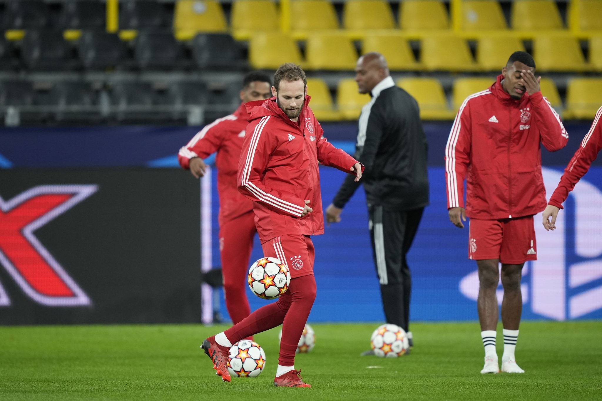 阿贾克斯主场大捷，小组晋级形势看好